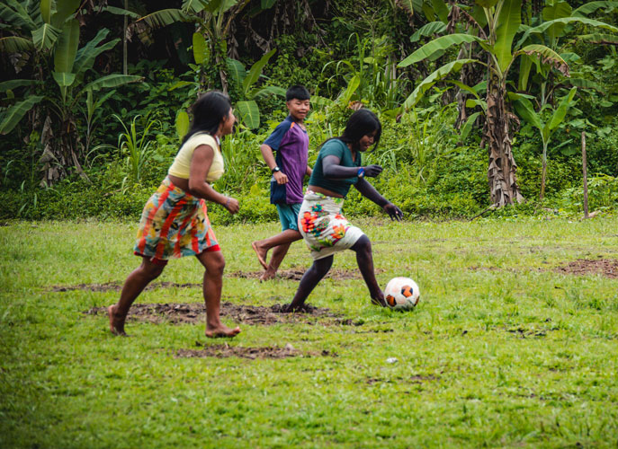 Entre goles y silencios